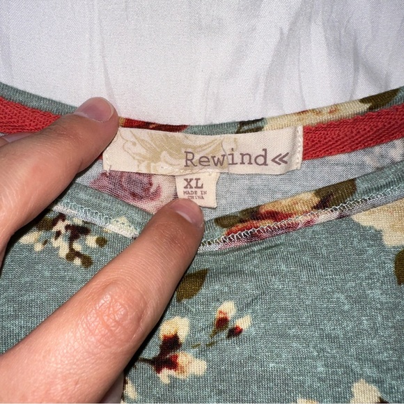 Rewind | Lace Trim Short Sleeve Crewneck Floral Rose Print Blouse - Picture 6 of 11